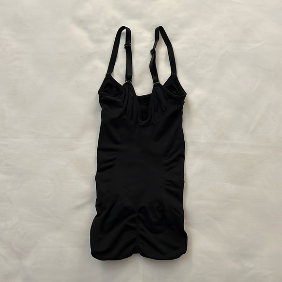 SKIMS SEAMLESS SCULPT BRIEF BODYSUIT - Picture 3 of 3